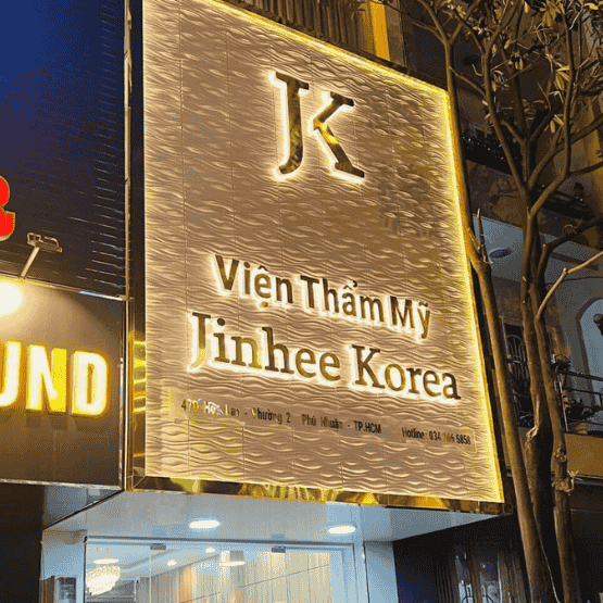 Tổng hợp các mẫu bảng hiệu Alu – Mica – Inox đẹp nhất năm 2025